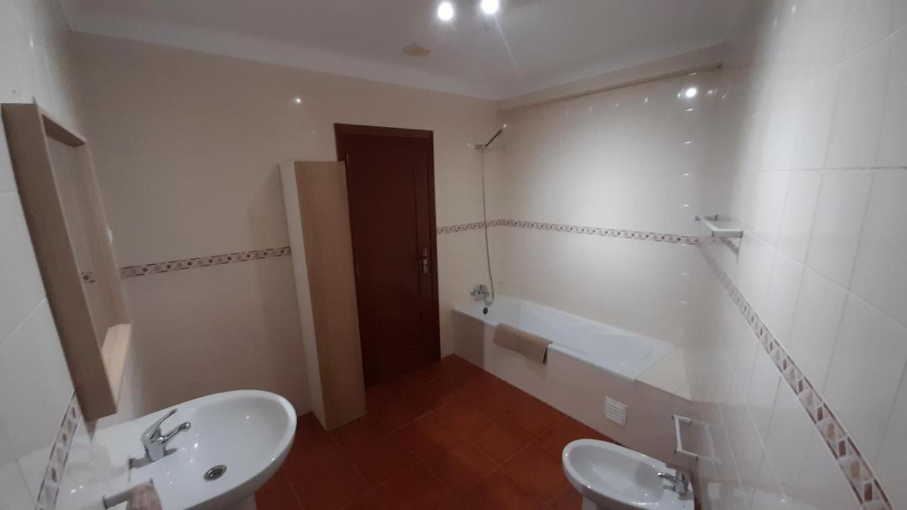 Porta Reguengos - Apartamento Moderno Alentejo Central เรเกงกุส ดิ มอนซารัซ ภายนอก รูปภาพ